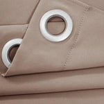 Rideau occultant beige avec œillets métalliques, idéal pour une décoration intérieure élégante et moderne. Parfait pour contrôler la luminosité et préserver la confidentialité de votre espace. Solution pratique et esthétique pour chambre ou salon.