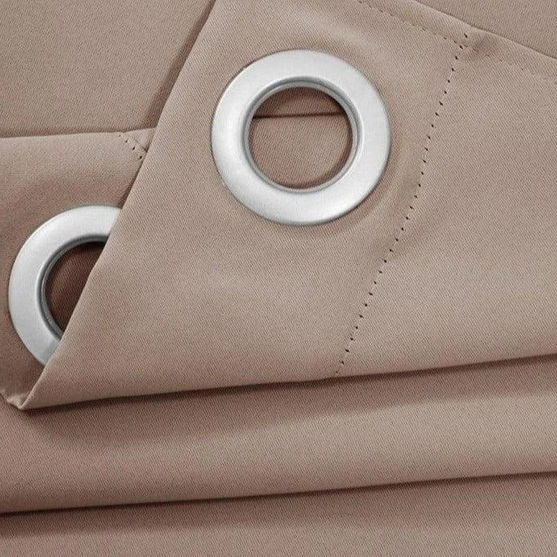 Rideau occultant beige avec œillets métalliques, idéal pour une décoration intérieure élégante et moderne. Parfait pour contrôler la luminosité et préserver la confidentialité de votre espace. Solution pratique et esthétique pour chambre ou salon.