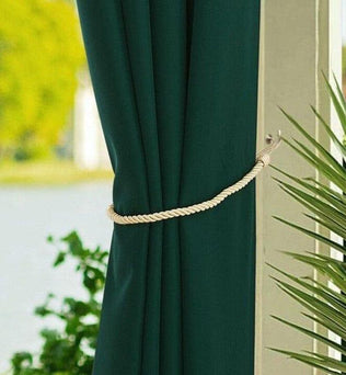 Attache de rideau élégante et décorative, parfaite pour donner une touche sophistiquée à votre intérieur. Idéale pour sublimer vos rideaux, elle offre une solution pratique et esthétique pour maintenir les draperies. Apportez style et fonctionnalité à vos fenêtres.