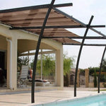 Pergola moderne installée sur une terrasse au bord d'une piscine, idéale pour créer un espace ombragé et profiter d'un cadre extérieur élégant. Design contemporain et structure robuste, cette pergola améliore l'esthétique tout en offrant une protection solaire efficace. Parfait pour les moments de détente en plein air.
