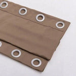 Rideau beige à œillets, idéal pour une décoration moderne et élégante. Accessoire parfait pour un salon ou une chambre, il assure un tombé impeccable grâce à ses anneaux solides, permettant une installation facile et rapide. Ce rideau offre une touche chaleureuse et sophistiquée à tout intérieur.