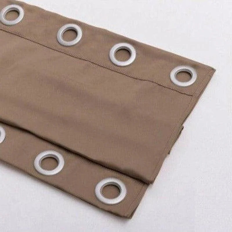 Rideau beige à œillets, idéal pour une décoration moderne et élégante. Accessoire parfait pour un salon ou une chambre, il assure un tombé impeccable grâce à ses anneaux solides, permettant une installation facile et rapide. Ce rideau offre une touche chaleureuse et sophistiquée à tout intérieur.