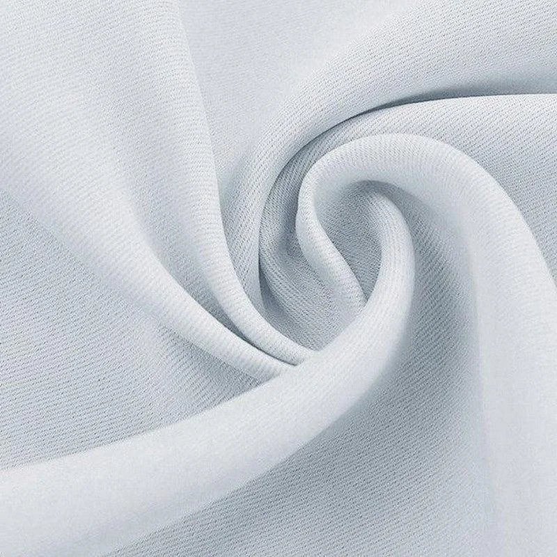 Image d'un tissu blanc délicatement enroulé, idéal pour la confection de vêtements doux et élégants. Parfait pour des créations de mode personnalisées, ce tissu assure confort et style. Sa texture fluide et raffinée le rend adapté à toutes sortes de designs vestimentaires.