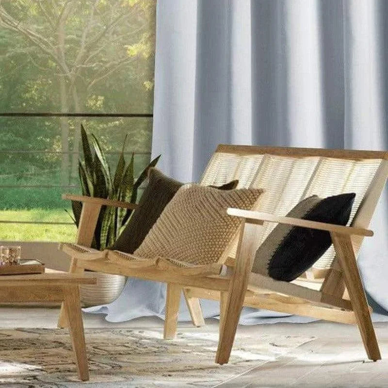 Salon moderne et élégant avec banc contemporain, parfait pour créer un espace détente lumineux. Idéal pour les intérieurs épurés, ce mobilier accueille des coussins confortables. Ajoutez une touche naturelle à votre décoration avec ce design minimaliste, idéal pour un séjour ou un coin lecture près de la fenêtre. Profitez de la luminosité grâce à la grande baie vitrée entourée de verdure.