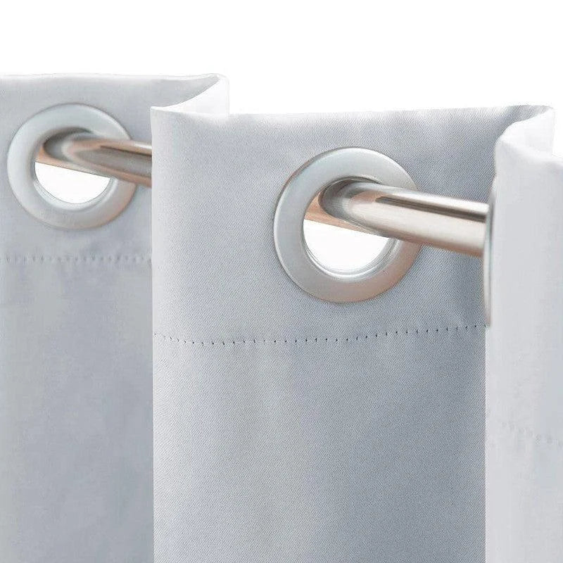 Rideau blanc avec œillets métalliques pour tringle, design élégant et moderne, idéal pour habiller les fenêtres d'un salon ou d'une chambre, facile à installer et à ajuster. Parfait pour ajouter une touche lumineuse et épurée à votre décoration intérieure.