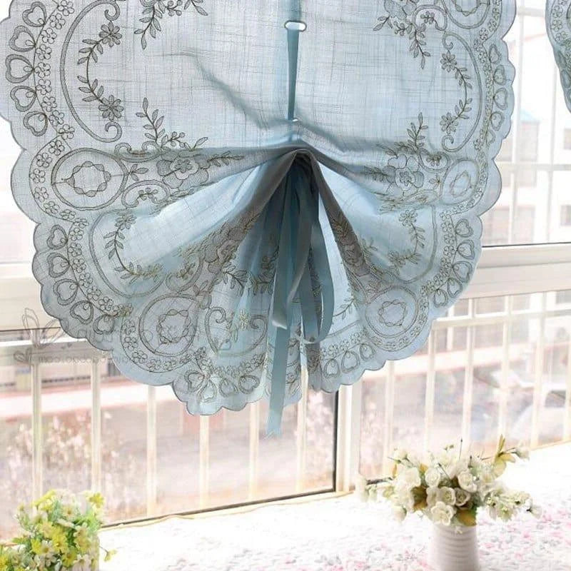 Rideau raffiné bleu avec broderies florales et dentelle élégante, idéal pour embellir les fenêtres d'une salle de séjour ou d'une chambre. Ajoutez une touche de charme et de sophistication à votre intérieur avec ce design délicat et romantique.