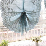 Rideau raffiné bleu avec broderies florales et dentelle élégante, idéal pour embellir les fenêtres d'une salle de séjour ou d'une chambre. Ajoutez une touche de charme et de sophistication à votre intérieur avec ce design délicat et romantique.