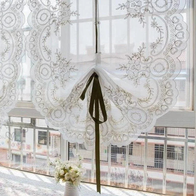Voilage décoratif élégant avec motif floral, parfait pour ajouter une touche raffinée à votre décoration intérieure. Idéal pour les fenêtres, ce rideau translucide laisse passer la lumière tout en préservant votre intimité. Accessoire chic pour un salon, une chambre ou une salle à manger, apportant une ambiance douce et accueillante. Facile à installer avec une finition soignée et des détails délicats.