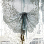 Rideau de fenêtre élégant avec broderie florale raffinée, ajoutant une touche de charme vintage à votre décoration intérieure. Idéal pour embellir vos espaces de vie, ce rideau offre une ambiance lumineuse et chaleureuse. Parfait pour les salons, chambres à coucher ou espaces de réception, ce rideau décoratif rehaussera votre intérieur avec élégance. Facile à installer, il assure également une couverture suffisante pour préserver votre intimité tout en laissant passer la lumière naturelle