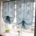 Rideaux décoratifs bleu clair avec motifs floraux élégants, idéaux pour embellir une fenêtre et ajouter une touche de charme et de sophistication à tout intérieur. Design raffiné et délicat parfait pour une ambiance apaisante.