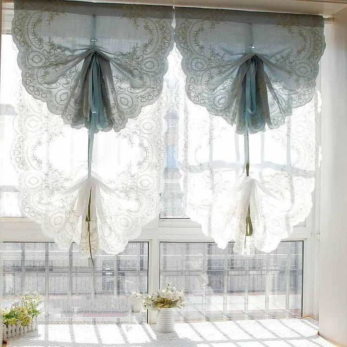 Rideaux élégants avec motifs décoratifs, parfaits pour ajouter une touche sophistiquée à votre intérieur. En blanc et bleu pâle, ils laissent passer la lumière tout en offrant une certaine intimité. Idéal pour salons, chambres ou salles à manger. Transformez votre espace avec style et charme.