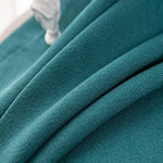 Drapé en bleu élégant avec texture douce pour une décoration intérieure moderne et chic. Parfait pour ajouter une touche de couleur raffinée à votre salon ou chambre. Design contemporain idéal pour un look épuré et sophistiqué.