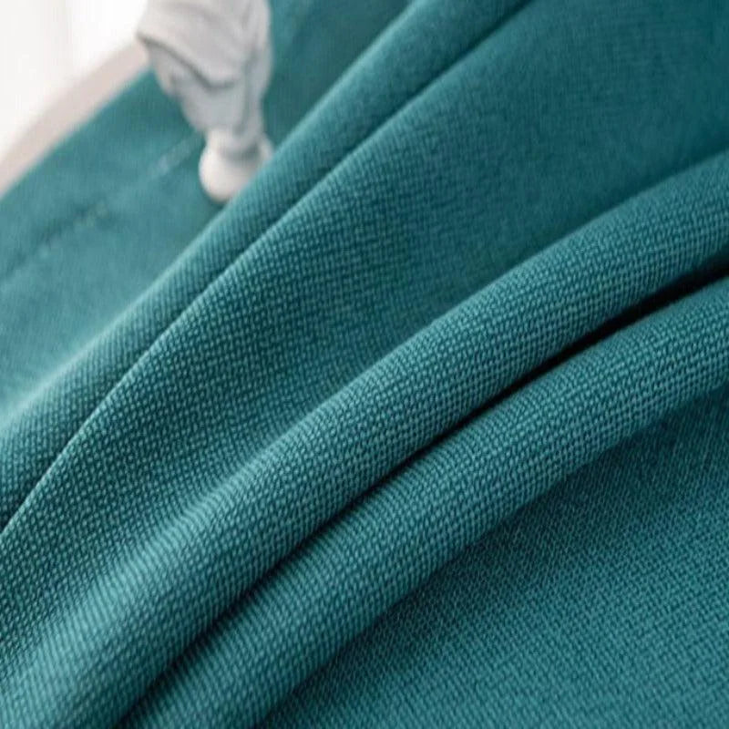 Drapé en bleu élégant avec texture douce pour une décoration intérieure moderne et chic. Parfait pour ajouter une touche de couleur raffinée à votre salon ou chambre. Design contemporain idéal pour un look épuré et sophistiqué.