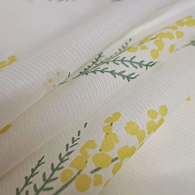 Tissu décoratif aux motifs de fleurs jaunes et feuillages verts, idéal pour la décoration intérieure. Design naturel et élégant, parfait pour apporter une touche de fraîcheur et de couleur à votre maison. Utilisation polyvalente en tant que rideaux, nappes ou accessoires décoratifs.