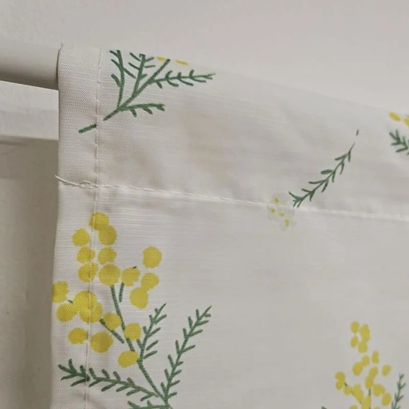 Rideau décoratif blanc avec motif floral jaune et vert, idéal pour ajouter une touche de fraîcheur et de nature à votre intérieur. Parfait pour les salons ou chambres à coucher. Design élégant et tendance.