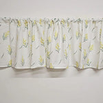 Store de cuisine avec motif floral jaune et vert, parfait pour ajouter une touche élégante à votre décoration intérieure. Ce rideau court s'adapte idéalement à une fenêtre de cuisine, apportant luminosité et charme printanier à votre espace. Facile à installer, il combine esthétique et fonctionnalité.
