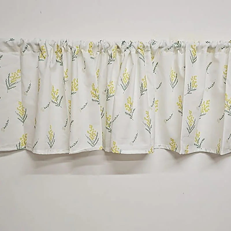 Store de cuisine avec motif floral jaune et vert, parfait pour ajouter une touche élégante à votre décoration intérieure. Ce rideau court s'adapte idéalement à une fenêtre de cuisine, apportant luminosité et charme printanier à votre espace. Facile à installer, il combine esthétique et fonctionnalité.