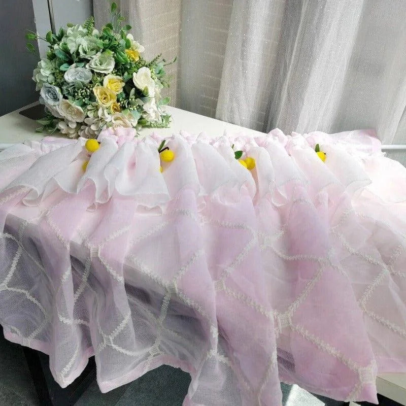 Nappe décorative rose avec motifs brodés, parfaite pour égayer la décoration de votre table. Idéale pour un événement élégant ou un usage quotidien, elle apporte une touche de charme et d'originalité à votre intérieur. Accessoire indispensable pour une table accueillante et stylée.