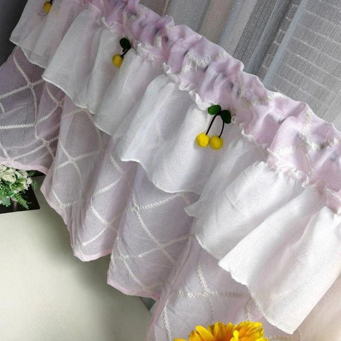 Voilage décoratif pour fenêtre avec motif élégant et petits détails jaunes. Parfait pour ajouter une touche de charme à votre intérieur. Accessoire idéal pour illuminer un salon ou une chambre à coucher.