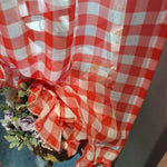 Élégant tissu à motif carreaux rouges et blancs, parfait pour ajouter une touche rétro à votre décoration intérieure. Idéal pour créer des pièces uniques comme des nappes ou des rideaux qui égayent votre espace de vie avec style et couleur. Inspiré du charme rustique, ce design intemporel est une excellente option pour un intérieur convivial et chaleureux.
