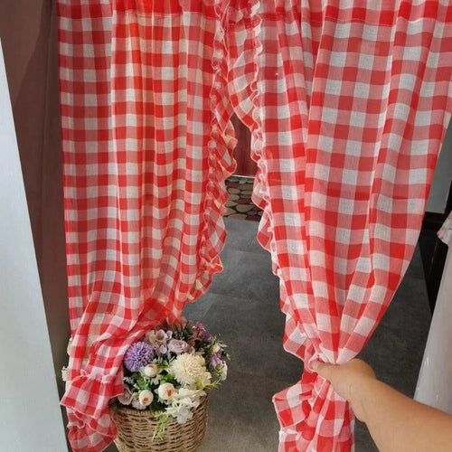 Rideaux à carreaux rouges et blancs pour une ambiance chaleureuse et accueillante. Idéal pour décorer une cuisine ou une salle à manger. Charmante touche rétro et élégante, parfaite pour égayer votre intérieur.