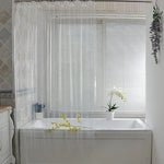 Rideau de douche transparent pour salle de bain moderne, parfait pour préserver l’intimité tout en laissant passer la lumière naturelle. Parfait pour les baignoires standard, ce rideau élégant apporte une touche de simplicité et de fraîcheur à votre espace. Decoré de plantes en pot, idéal pour un style épuré et contemporain.