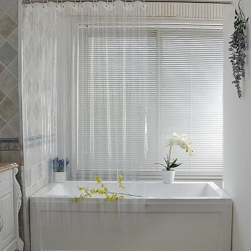 Rideau de douche transparent pour salle de bain moderne, parfait pour préserver l’intimité tout en laissant passer la lumière naturelle. Parfait pour les baignoires standard, ce rideau élégant apporte une touche de simplicité et de fraîcheur à votre espace. Decoré de plantes en pot, idéal pour un style épuré et contemporain.