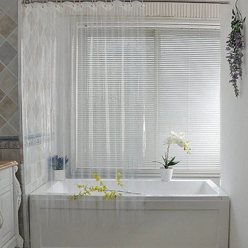 Rideau de douche transparent pour salle de bain moderne, parfait pour préserver l’intimité tout en laissant passer la lumière naturelle. Parfait pour les baignoires standard, ce rideau élégant apporte une touche de simplicité et de fraîcheur à votre espace. Decoré de plantes en pot, idéal pour un style épuré et contemporain.