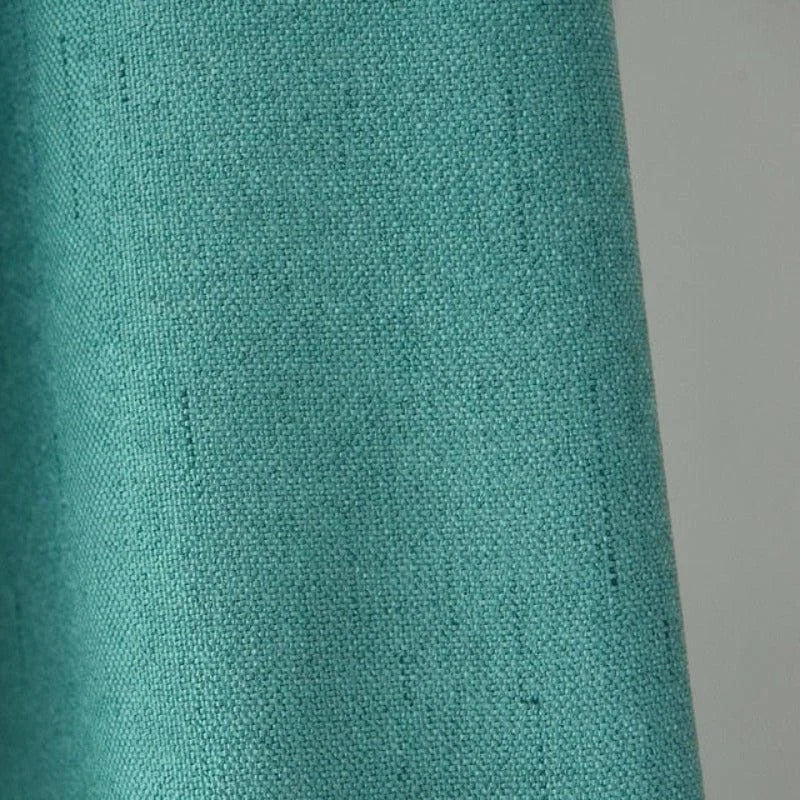 Rideau turquoise élégant, idéal pour ajouter une touche de couleur à votre intérieur. Ce modèle moderne s'adapte parfaitement aux salons, chambres ou espaces de bureau, offrant une ambiance sereine et stylée. Accessoire parfait pour une décoration contemporaine.