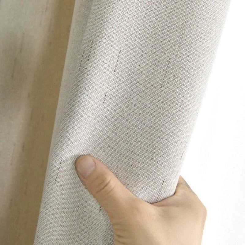 Rideau beige élégant pour salon moderne, détails de texture, tenue à la main, accessoire décoration intérieure.