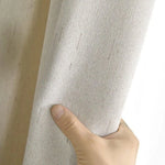 Rideau beige élégant pour salon moderne, détails de texture, tenue à la main, accessoire décoration intérieure.
