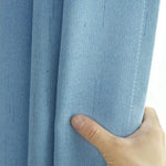 Rideau bleu clair moderne pour salon ou chambre, design élégant et épuré. Idéal pour ajouter une touche de couleur douce à votre intérieur.