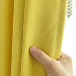 Rideau jaune lumineux pour salon moderne, idéal pour ajouter une touche de couleur et de style à votre intérieur. Solution élégante pour filtrer la lumière tout en préservant l'intimité. Parfait pour les fenêtres de tout type de pièce.