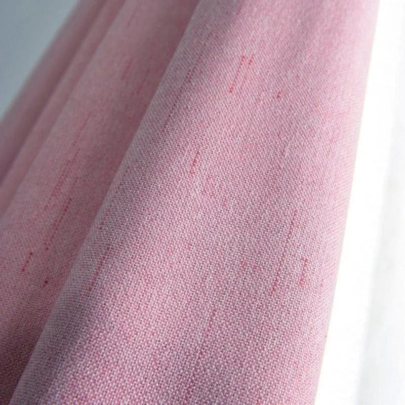 Rideau rose élégant, parfait pour une décoration intérieure moderne et chaleureuse. Idéal pour apporter une touche de couleur douce et subtile à votre salon ou chambre à coucher. Accessoire déco tendance pour une ambiance apaisante et chic.