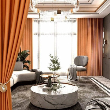Salon moderne et élégant avec rideaux orange, mobilier contemporain, table basse ronde au design chic, et décoration intérieure sophistiquée. Parfait pour créer un espace de vie harmonieux et accueillant.