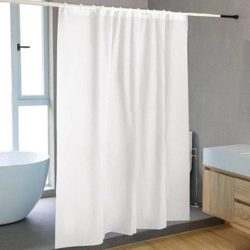 Rideau de douche blanc élégant pour salle de bain moderne, offrant une intimité optimale et un design minimaliste, idéal pour une décoration épurée. Convient à toutes les baignoires standards et facile à installer avec ses anneaux de fixation inclus. Accessoire essentiel pour un espace douche fonctionnel et harmonieux.