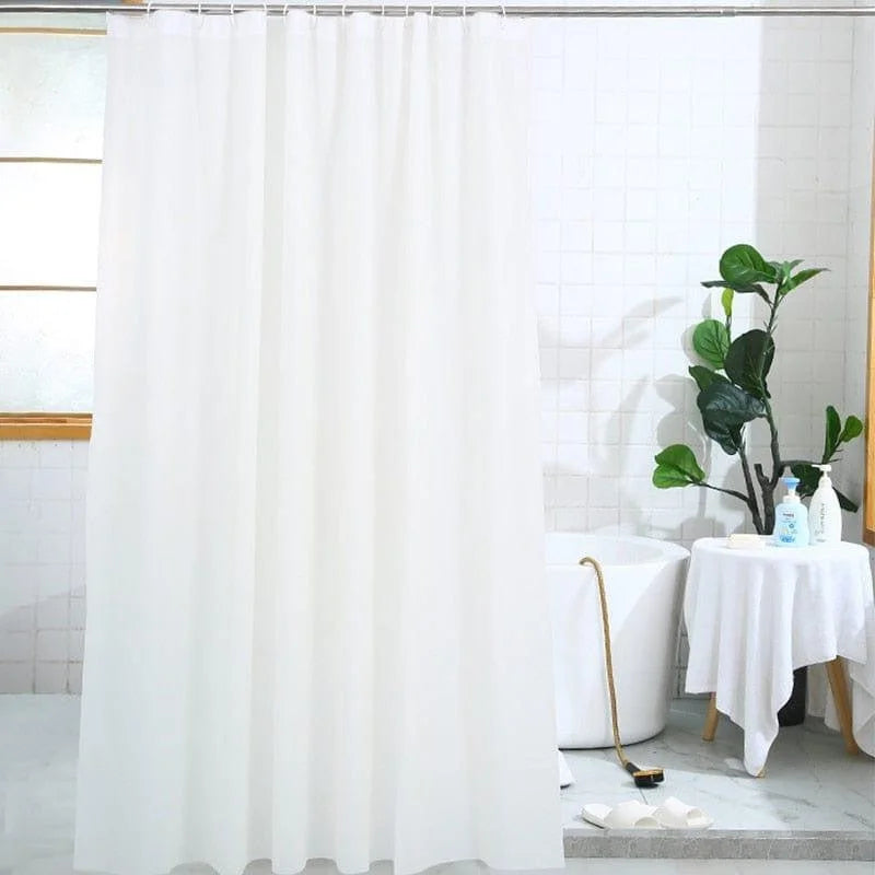 Rideau de douche blanc élégant pour salle de bain moderne, combine style minimaliste et fonctionnalité. Accessoire idéal pour une décoration épurée, facile à entretenir. Parfait pour créer un espace intime et préserver le confort lors de la douche. Optimise votre expérience de bain avec une touche de sophistication.