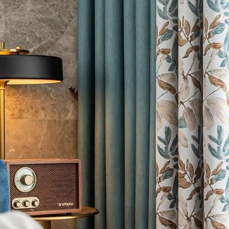 Rideau élégant avec motifs floraux et couleurs douces, apportant une touche de sophistication et de fraîcheur à la décoration intérieure ; idéal pour créer une ambiance chaleureuse et accueillante dans votre salon ou chambre.