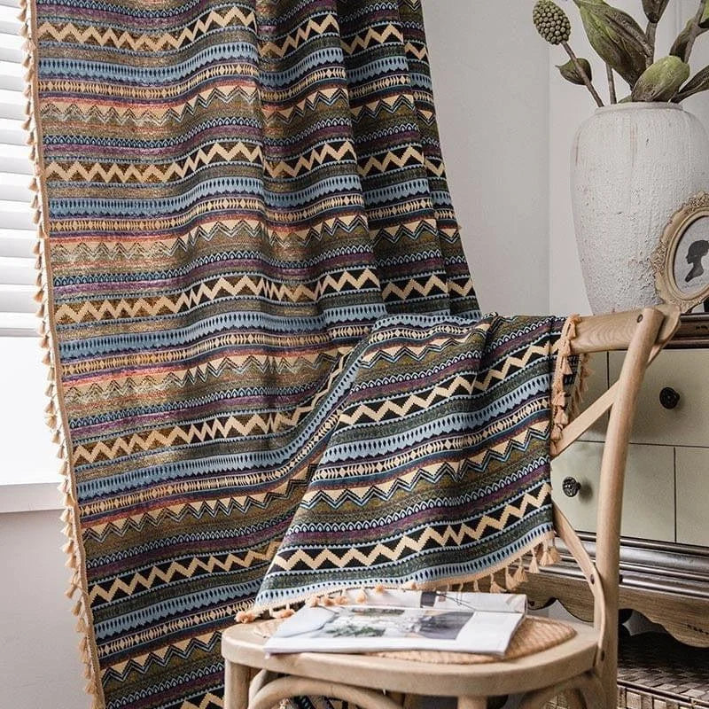 Rideau bohème avec motifs ethniques colorés, idéal pour ajouter une touche chaleureuse et originale à votre intérieur. Accessoire de décoration parfait pour un salon ou une chambre, créant une ambiance conviviale et tendance.
