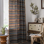 Rideau à motifs géométriques colorés dans un intérieur chaleureux, parfait pour ajouter une touche bohème et vintage à votre décoration. Idéal pour un salon ou une chambre, ce rideau apporte une ambiance accueillante et harmonieuse. Découvrez comment transformer vos espaces avec cette pièce élégante et tendance.