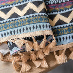 Plaid à motifs géométriques ethniques colorés avec franges décoratives, idéal pour sublimer votre intérieur avec une touche bohème chic et chaleureuse. Parfait pour salon, chambre ou espace détente.