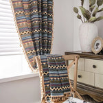 Rideaux à motifs géométriques colorés suspendus dans un salon lumineux. Ces rideaux ajoutent une touche bohème et chaleureuse à la pièce, améliorant la décoration intérieure avec leur style unique et vibrant. Parfait pour apporter de la personnalité à tout espace de vie.