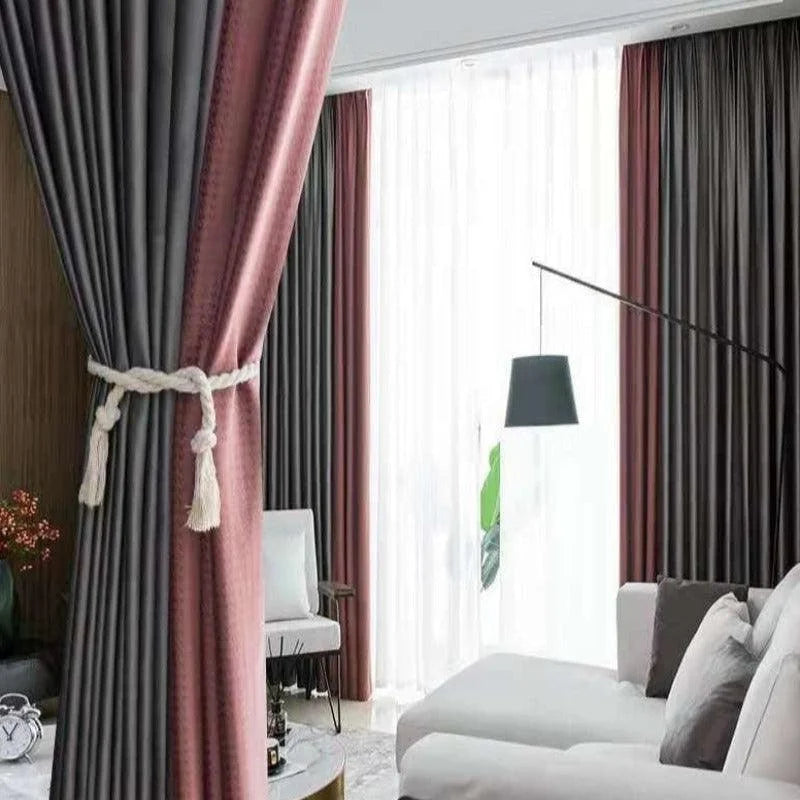 Rideaux élégants pour salon moderne, combinant teintes gris et rose pour créer une ambiance chaleureuse et sophistiquée. Parfait pour filtrer la lumière tout en ajoutant une touche de style et de confort à votre espace intérieur.