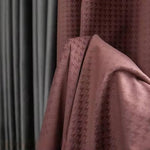 Rideau à motif pied-de-poule brun, idéal pour une décoration intérieure élégante et moderne. Ce rideau offre une excellente solution pour habiller vos fenêtres tout en ajoutant une touche de raffinement à votre espace de vie. Parfait pour le salon, la chambre à coucher ou le bureau, il combine style et fonctionnalité pour améliorer l'ambiance de votre intérieur.