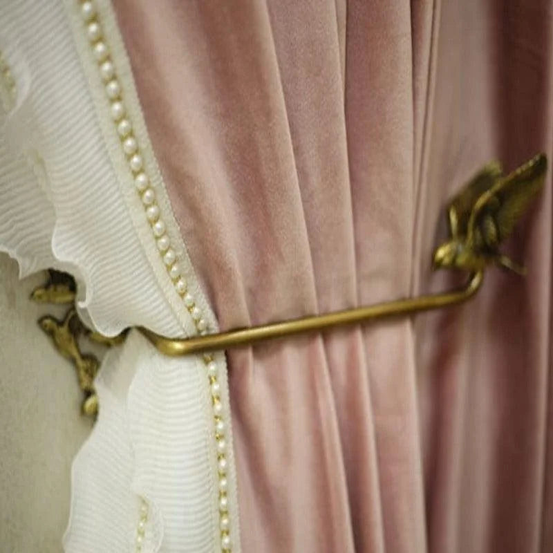 Attache-raffiné pour rideaux élégants avec décoration perles et motif d'oiseau doré. Idéal pour une décoration intérieure sophistiquée, ajoutant une touche de luxe classique à votre espace. Parfait pour rideaux de couleur rose pastel et blanc, créant une ambiance chic et chaleureuse.
