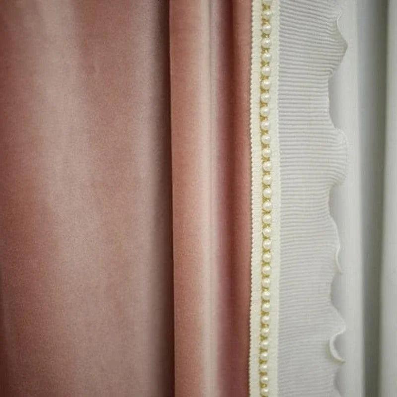 Rideau élégant rose avec bordure perlée blanche, idéal pour décoration intérieure raffinée et ambiance chaleureuse. Ce modèle apporte une touche de luxe et d'élégance à votre pièce tout en améliorant l'isolation sonore et thermique. Parfait pour salon ou chambre chic, ce rideau combine esthétique et fonctionnalité pour un intérieur harmonieux.