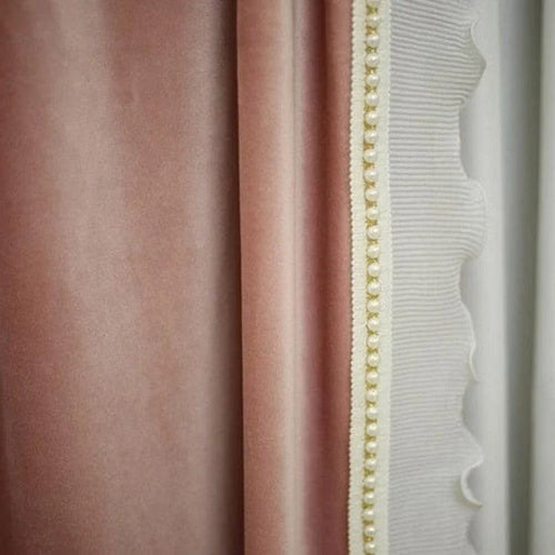 Rideau élégant rose avec bordure perlée blanche, idéal pour décoration intérieure raffinée et ambiance chaleureuse. Ce modèle apporte une touche de luxe et d'élégance à votre pièce tout en améliorant l'isolation sonore et thermique. Parfait pour salon ou chambre chic, ce rideau combine esthétique et fonctionnalité pour un intérieur harmonieux.