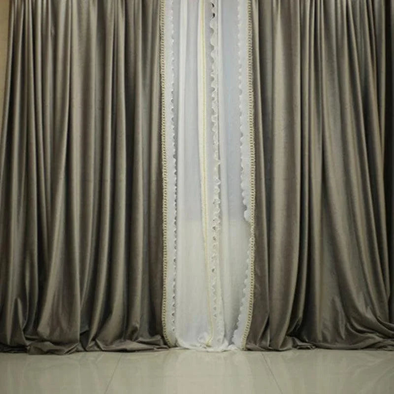 Paire de rideaux élégants de couleur neutre pour salon ou chambre, avec une doublure contrastante pour une ambiance raffinée et moderne. Parfaits pour tamiser la lumière tout en ajoutant une touche décorative à votre intérieur.