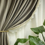 Rideau élégant avec décoration perlée, idéal pour embellir votre intérieur. Ce modèle raffiné est parfait pour ajouter une touche sophistiquée à votre salon ou chambre. Accessoire de décoration essentiel pour créer une ambiance chaleureuse et accueillante.