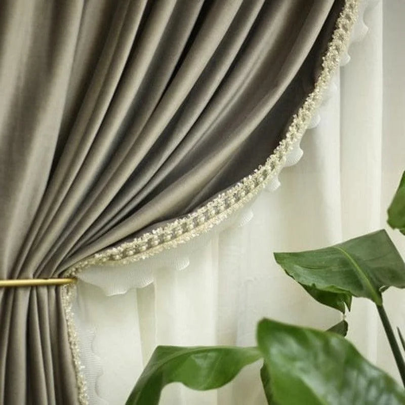 Rideau élégant avec décoration perlée, idéal pour embellir votre intérieur. Ce modèle raffiné est parfait pour ajouter une touche sophistiquée à votre salon ou chambre. Accessoire de décoration essentiel pour créer une ambiance chaleureuse et accueillante.